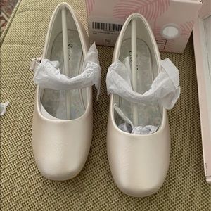 New in box Stelle Girls Mary Jane champagne size 13ML. Never worn.